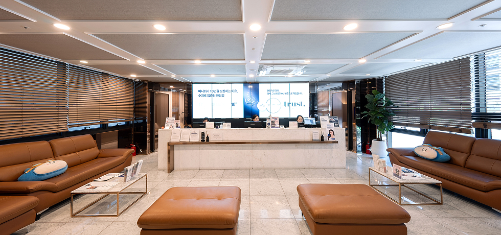 Second-floor reception and waiting area at Minish Dental Hospital